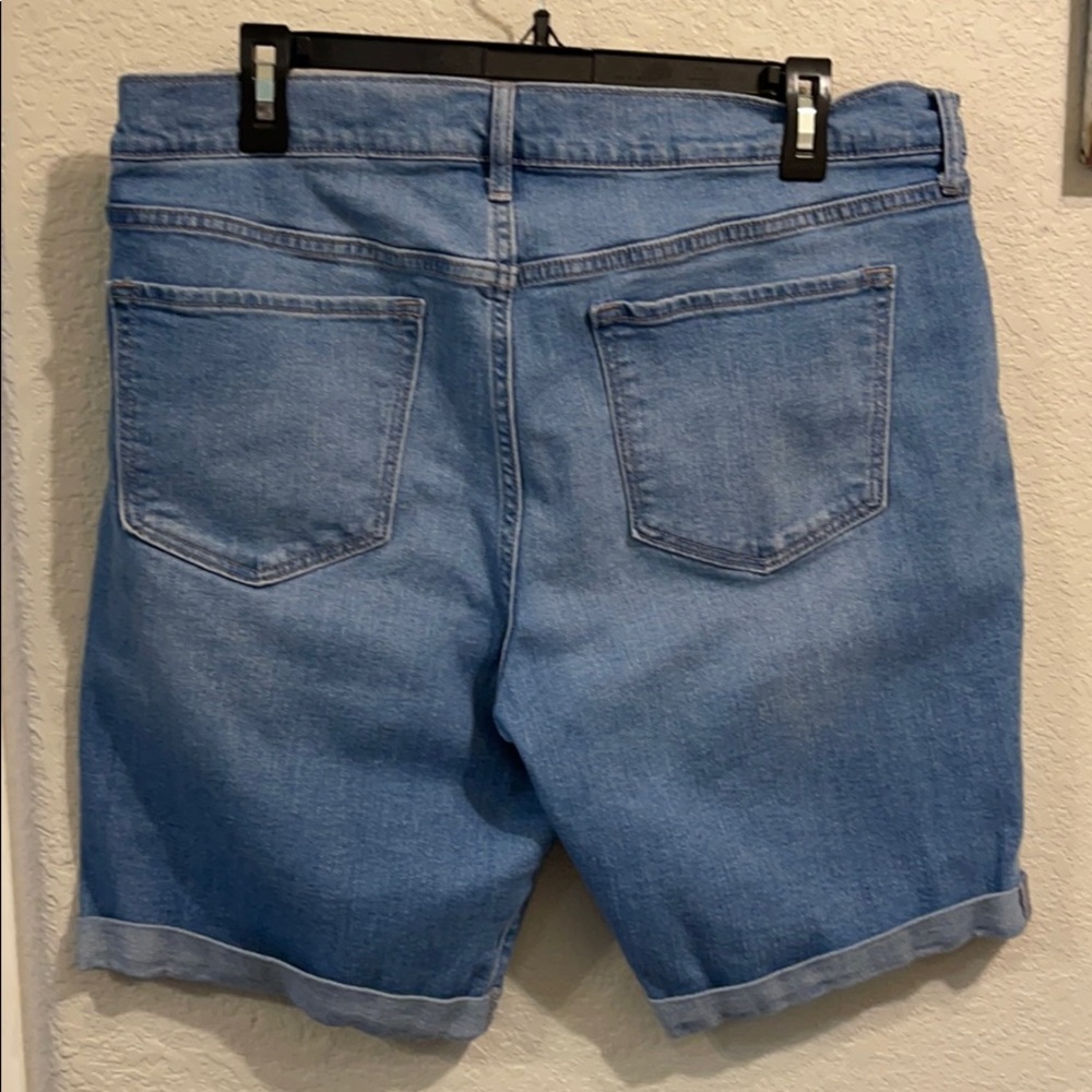 Fitted short - Picture 2 of 2